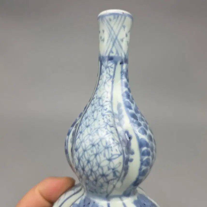 [BUNJANG] Ming Dynasty Style Blue and White Gourd-Shaped Porcelain Vase / 골동품 명대 양식 청화 표형 골형 연화넝쿨문 병