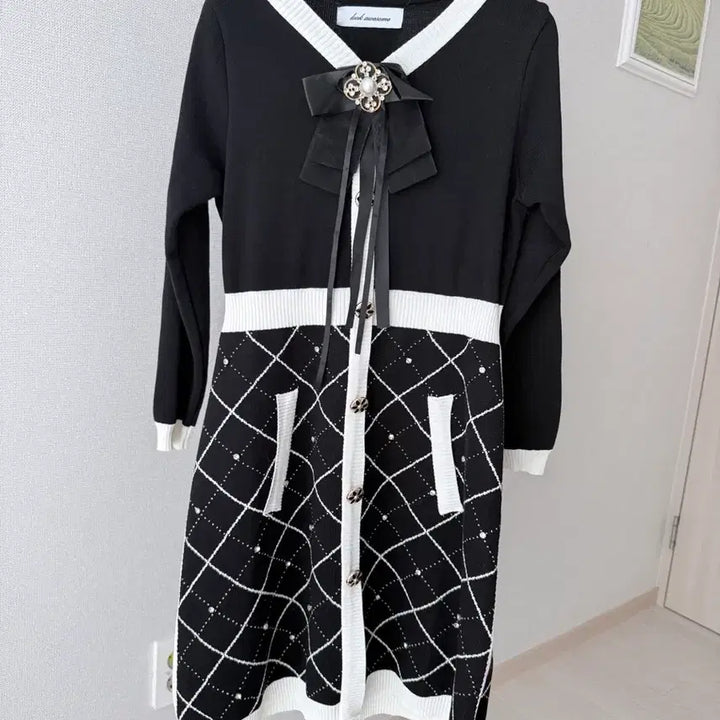 [BUNJANG] Lash Commune Black Knit Mini Dress with Ribbon and Brooch / Lash Commune 블랙 니트 미니 원피스