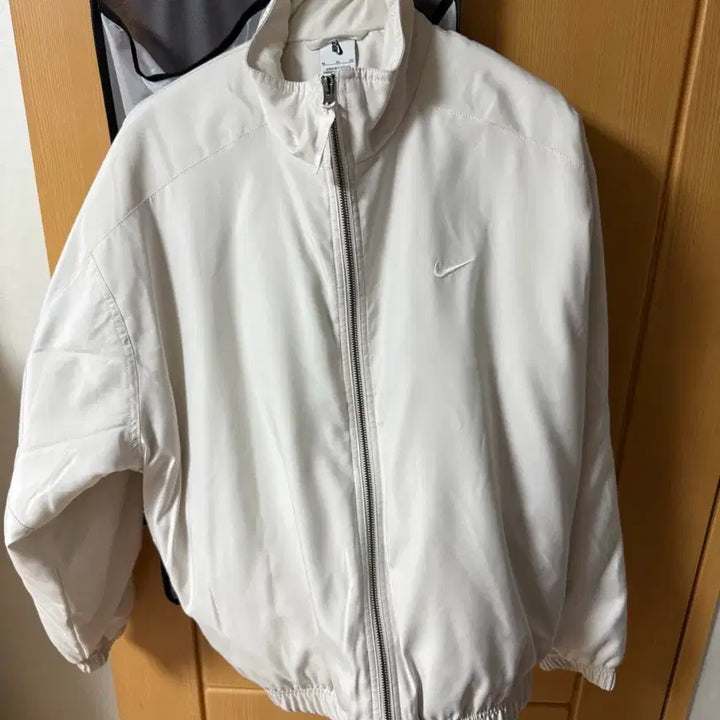[BUNJANG] Nike NRG Solo Swoosh Satin Bomber Jacket Summit White XL / 나이키 NRG 솔로 스우시 사틴 봄버 자켓 서밋 화이트 - 아시아 [XL