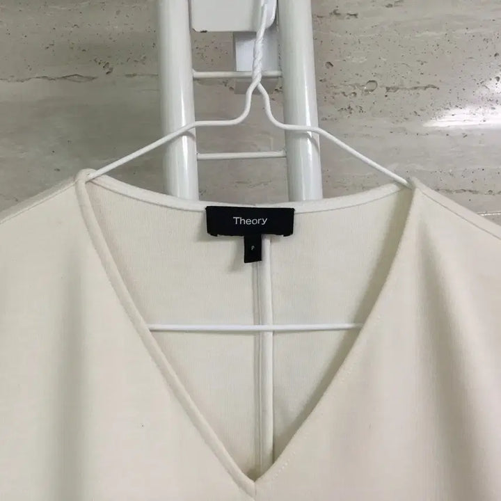 [SOLD OUT] Theory 띠어리 22 브이넥 가오리핏 티셔츠 free