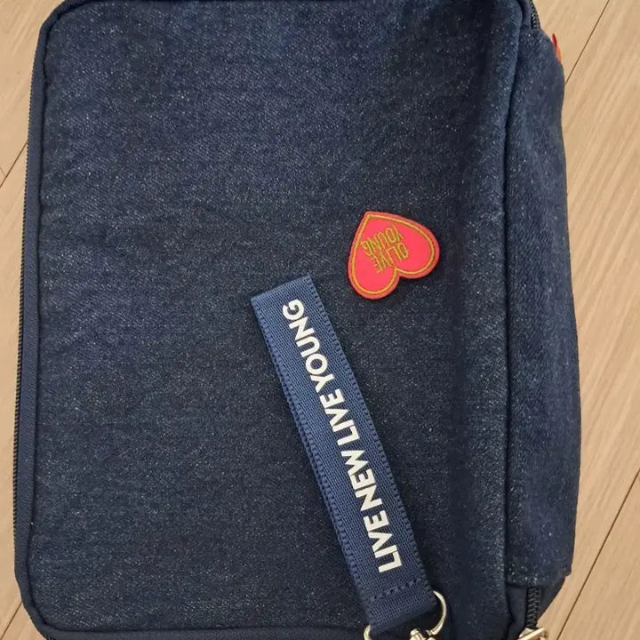 [SOLD OUT] (가격내림)(새상품)올리브영 데님 파우치 가방