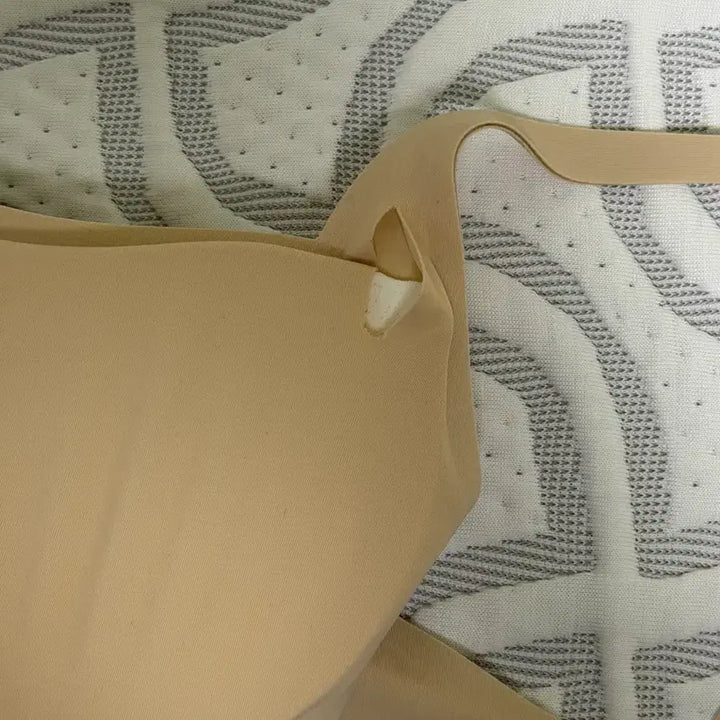 [BUNJANG] KINDAMIE Square Neck Seamless Bra / 카인다미 스퀘어넥 심리스 브라 옆볼륨