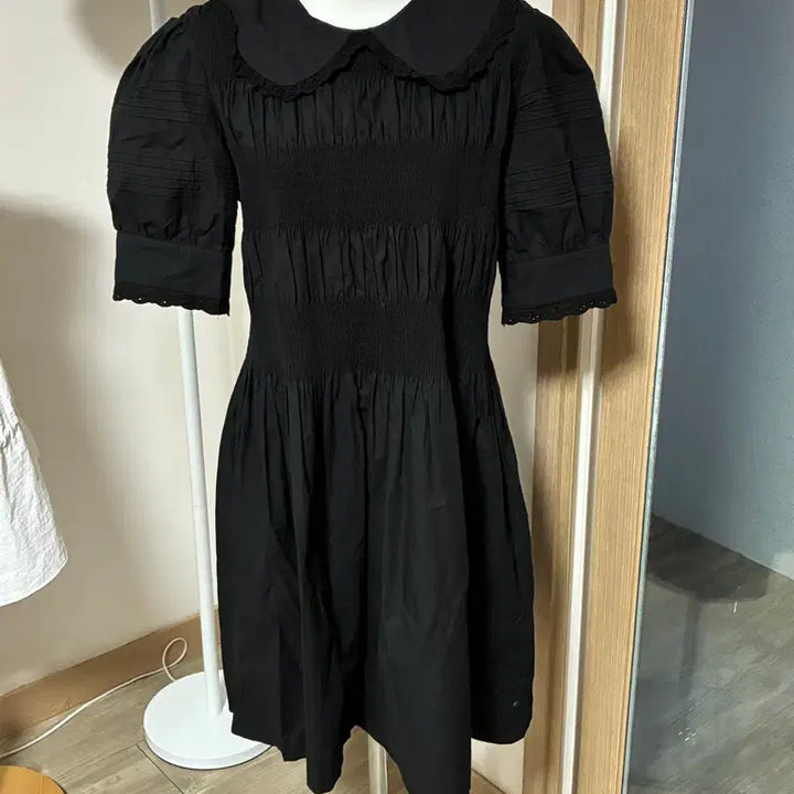 [SOLD OUT] 블랙 셔링 퍼프 반팔 원피스