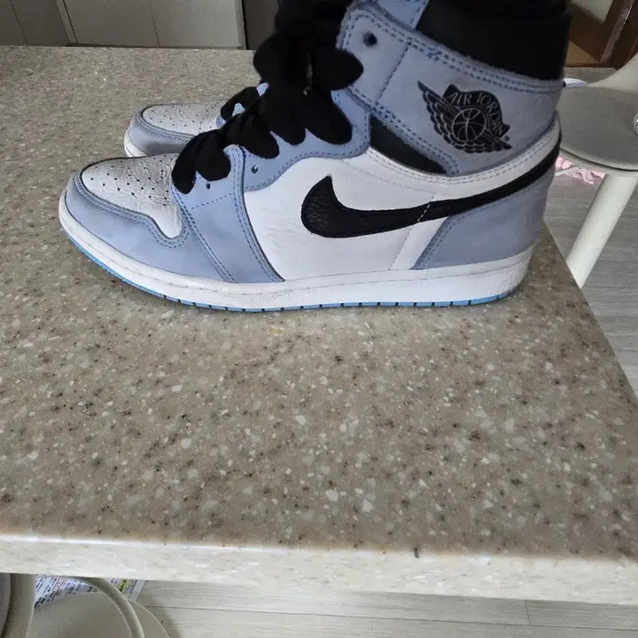 [BUNJANG] Nike Air Jordan 1 Retro High OG University Blue Sneakers / 나이키 조던1 레트로 하이 OG 유니버시티 블루