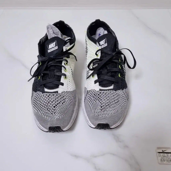 [BUNJANG] Nike Flyknit Racer Volt 275mm Sneakers / 나이키 플라이니트 레이서 볼트 275mm (526628-011)