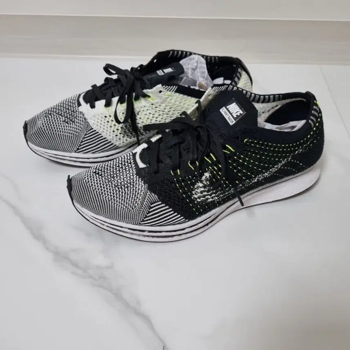 [BUNJANG] Nike Flyknit Racer Volt 275mm Sneakers / 나이키 플라이니트 레이서 볼트 275mm (526628-011)