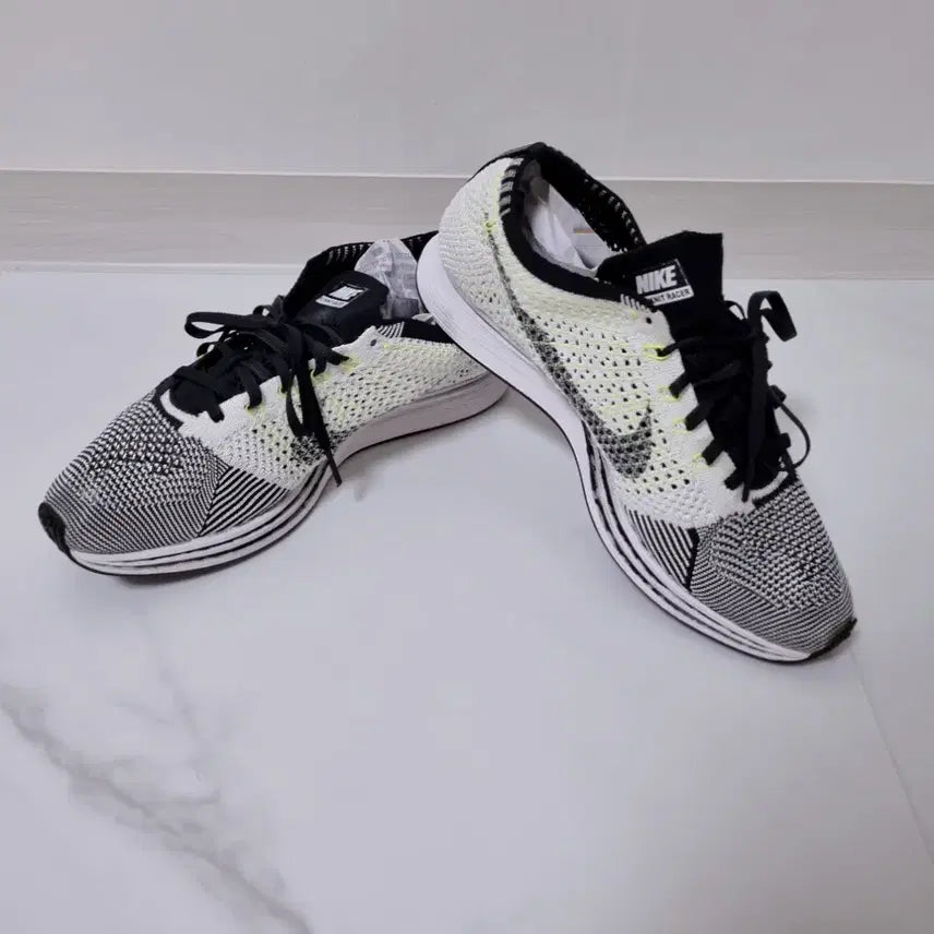 [BUNJANG] Nike Flyknit Racer Volt 275mm Sneakers / 나이키 플라이니트 레이서 볼트 275mm (526628-011)