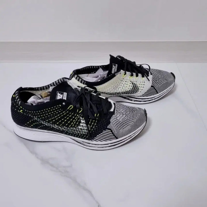 [BUNJANG] Nike Flyknit Racer Volt 275mm Sneakers / 나이키 플라이니트 레이서 볼트 275mm (526628-011)