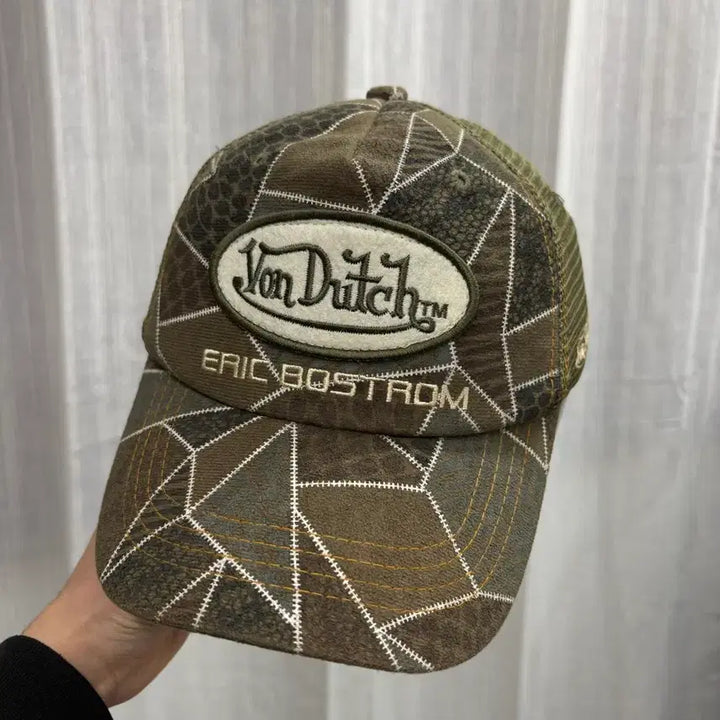[BUNJANG] VonDutch 본더치 x 에릭 보스트롬 카모 트러커 메쉬캡 모자 / VonDutch 본더치 x 에릭 보스트롬 카모 트러커 메쉬캡 모자