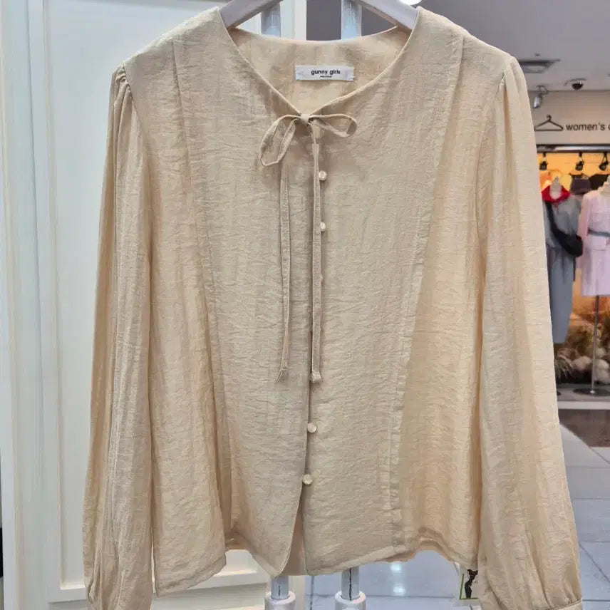 [SOLD OUT] 크림 버튼 카라 블라우스 / 여성 데일리 베이직 셔츠