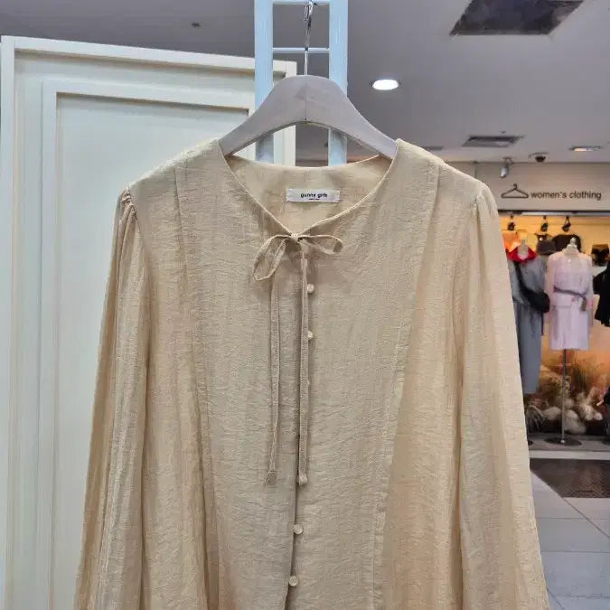 [SOLD OUT] 크림 버튼 카라 블라우스 / 여성 데일리 베이직 셔츠