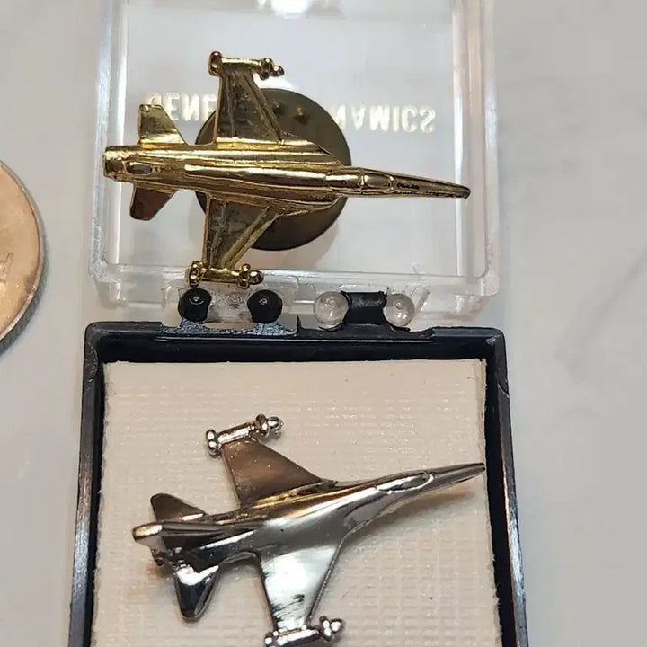 [BUNJANG] Fighter Jet Pin Badge Set (Gold/Silver) - 2 pc Bundle Set / 금/은색 전투기 모양 핀뱃지  2개 일괄