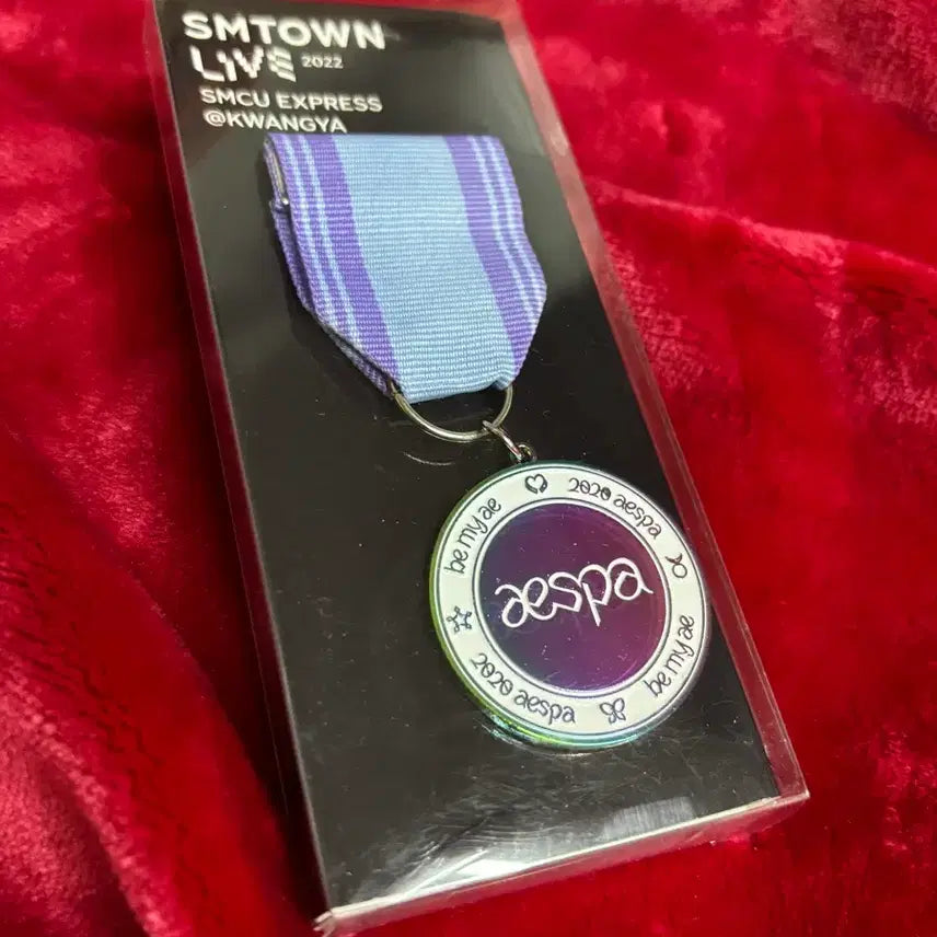 [BUNJANG] aespa Winter SMCU Emblem Badge with Photocard / 포카포함 에스파 윈터 smcu 엠블럼 뱃지