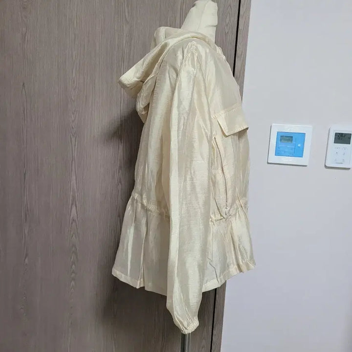 [BUNJANG] OZOC Pearl Beige Hooded Field Jacket / 오조크 화사한 펄베이지색 후드 야상 점퍼