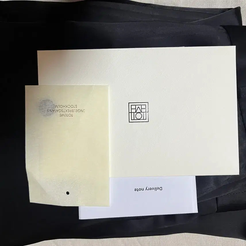 [SOLD OUT] 새상품) 토템 로우웨이스트 새틴 트라우저 블랙 여자 슬랙스 바지