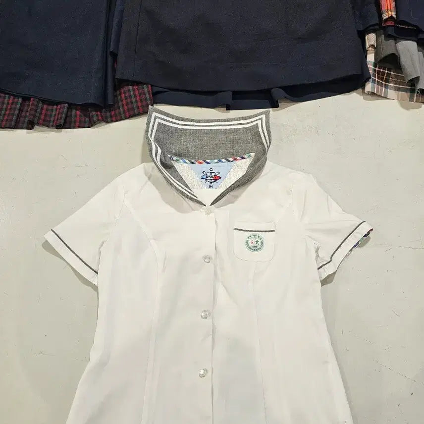 [BUNJANG] Used School Uniform Short-Sleeve Shirt - Size 94 / 중고여성 교복반팔셔츠 사이즈 94