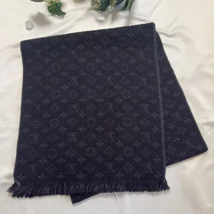 [BUNJANG] LOUIS VUITTON Monogram Classic Muffler Black / LOUIS VUITTON  모노그램 클래식 머플러 블랙
