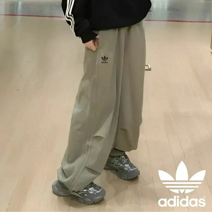 [SOLD OUT] 아디다스 파라슈트 팬츠s IZ4849