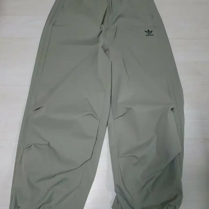 [SOLD OUT] 아디다스 파라슈트 팬츠s IZ4849
