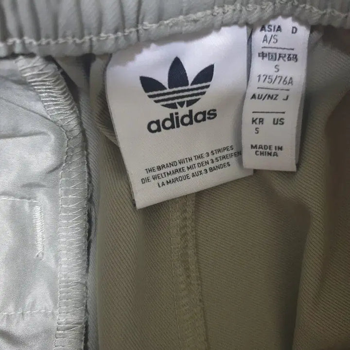 [SOLD OUT] 아디다스 파라슈트 팬츠s IZ4849