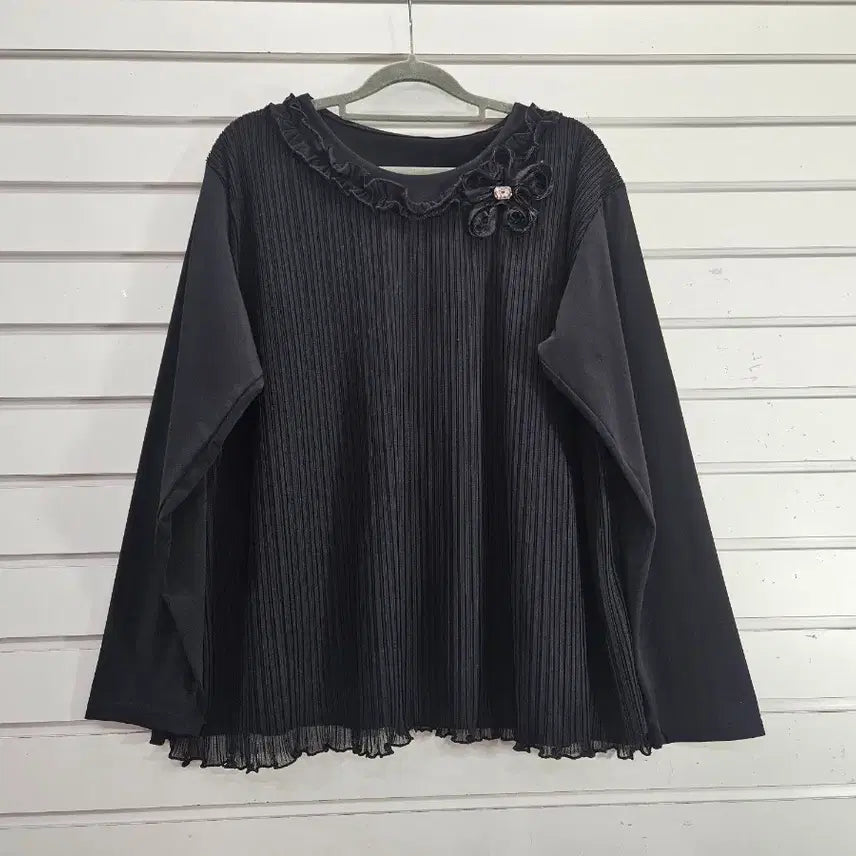 [BUNJANG] Black Pleated Fabric Point Blouse / 블랙  코사지장식 주름원단포인트 부인복 블라우스/보물찾기천사