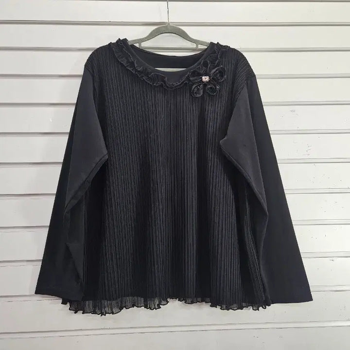 [BUNJANG] Black Pleated Fabric Point Blouse / 블랙  코사지장식 주름원단포인트 부인복 블라우스/보물찾기천사