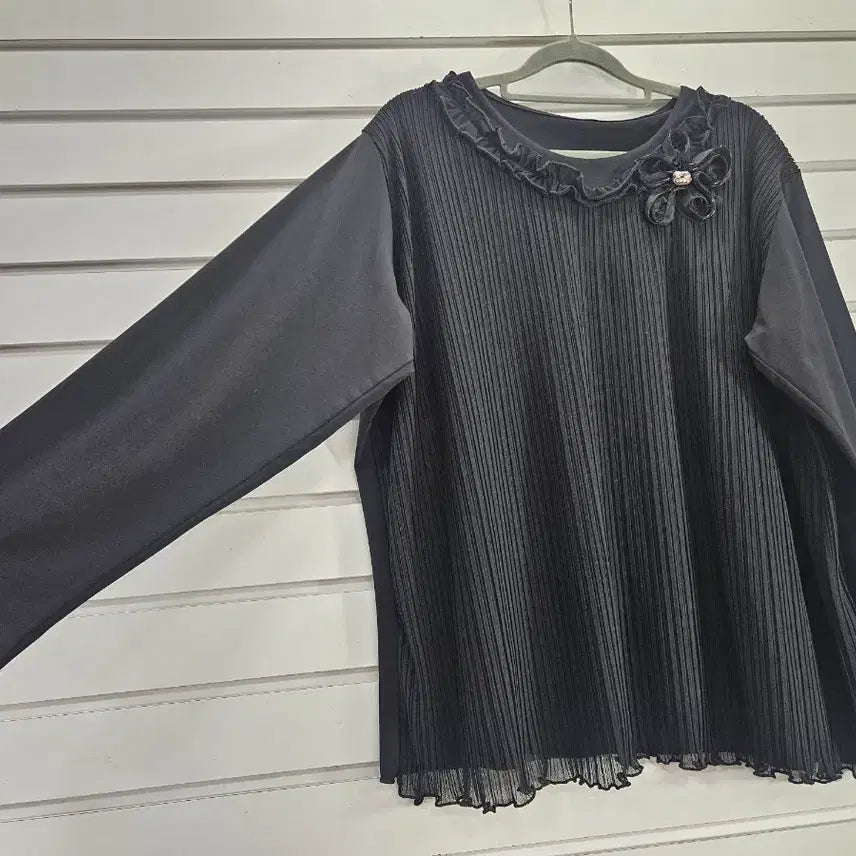 [BUNJANG] Black Pleated Fabric Point Blouse / 블랙  코사지장식 주름원단포인트 부인복 블라우스/보물찾기천사