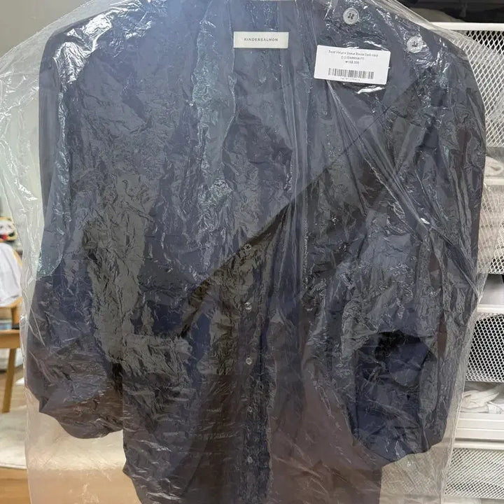 [SOLD OUT] 킨더살몬 트위스트 볼륨 블라우스 다크네이비