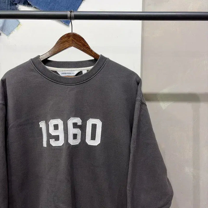 [BUNJANG] Uniform Bridge 1960 Embroidered Sweatshirt / (105) 유니폼브릿지 캐주얼 스트릿 1960 자수 맨투맨 긴팔티