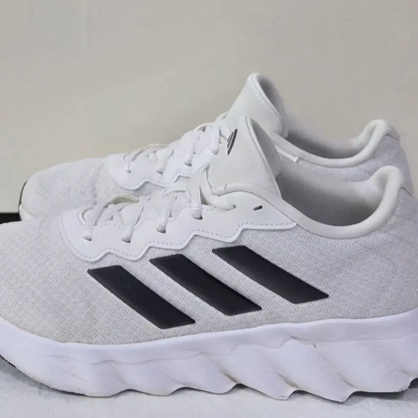 [BUNJANG] Adidas Switch Muv U Cloud White Core Black Running Shoes / [275] 아디다스 스위치무브U 클라우드화이트코어블랙