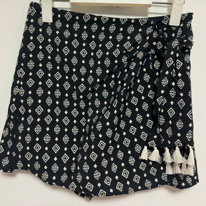 [SOLD OUT] 자라 태슬 치마 반바지 미착용 XS (택 O)