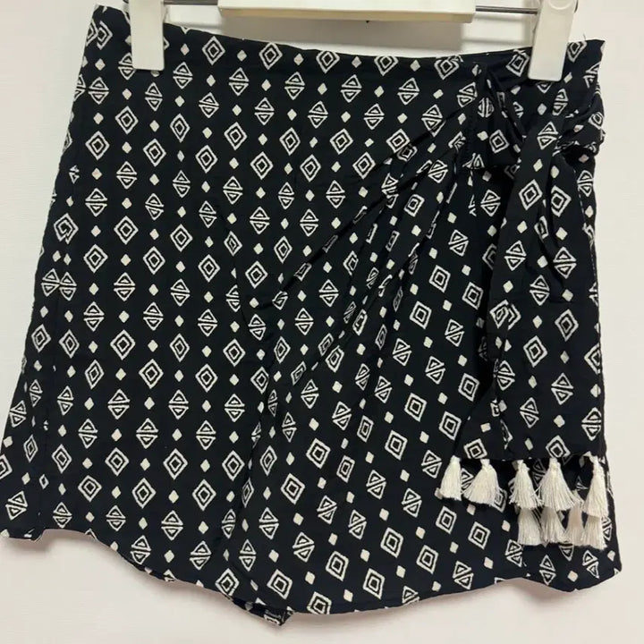 [SOLD OUT] 자라 태슬 치마 반바지 미착용 XS (택 O)