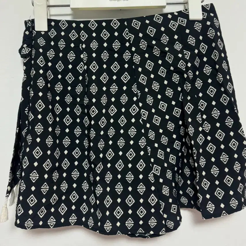 [SOLD OUT] 자라 태슬 치마 반바지 미착용 XS (택 O)