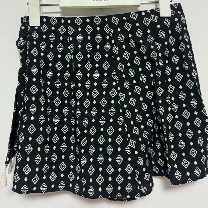 [SOLD OUT] 자라 태슬 치마 반바지 미착용 XS (택 O)