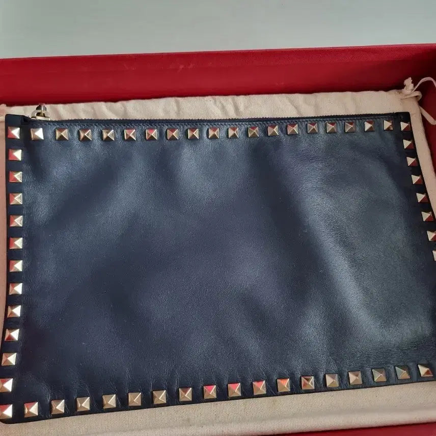 [SOLD OUT] 발렌티노 락스터드 클러치 네이비색