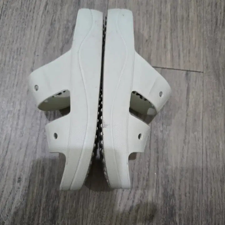 [SOLD OUT] 크록스 아이보리 샌들ㅡw8ㅡ250