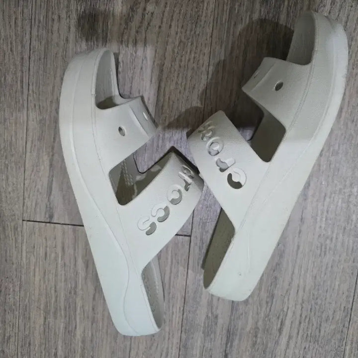 [SOLD OUT] 크록스 아이보리 샌들ㅡw8ㅡ250