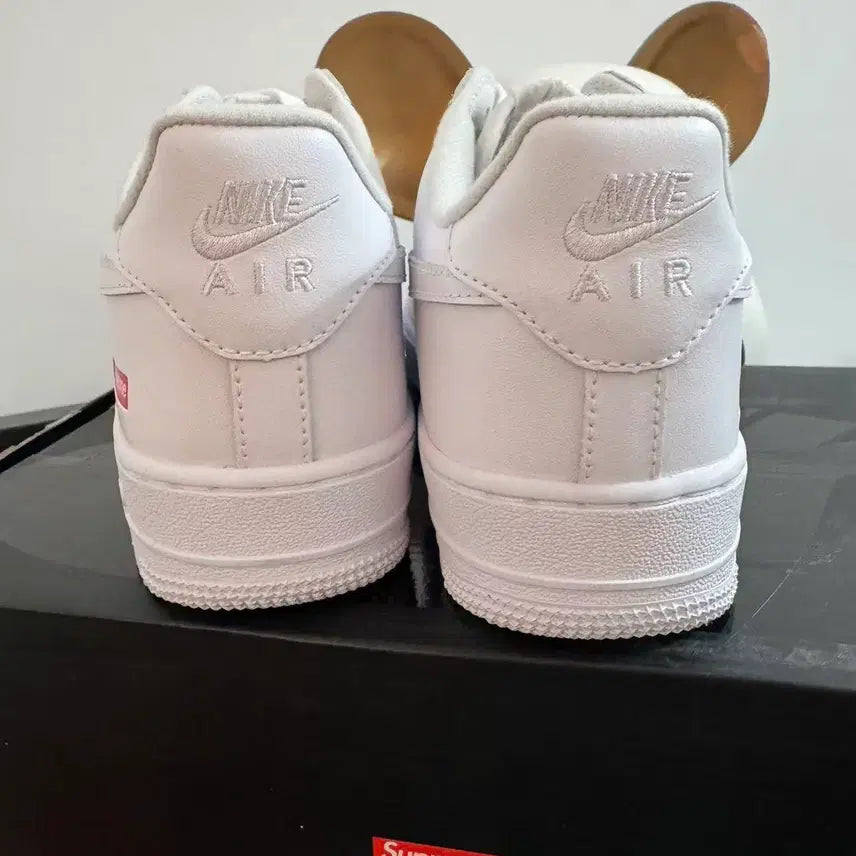 [SOLD OUT] 나이키 x 슈프림 에어포스 1 로우 화이트 260mm