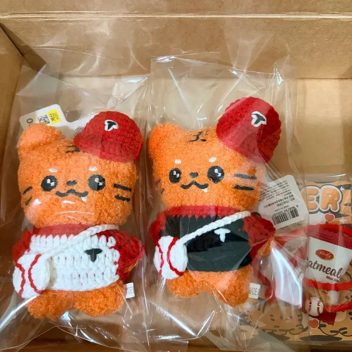 [BUNJANG] KBO Kia Tigers Tiger Plush Keychain with Custom Knitted Uniform Set / 기아타이거즈 시즌개막 다이소 호랑이 키링, 뜨개유니폼, 다랭이