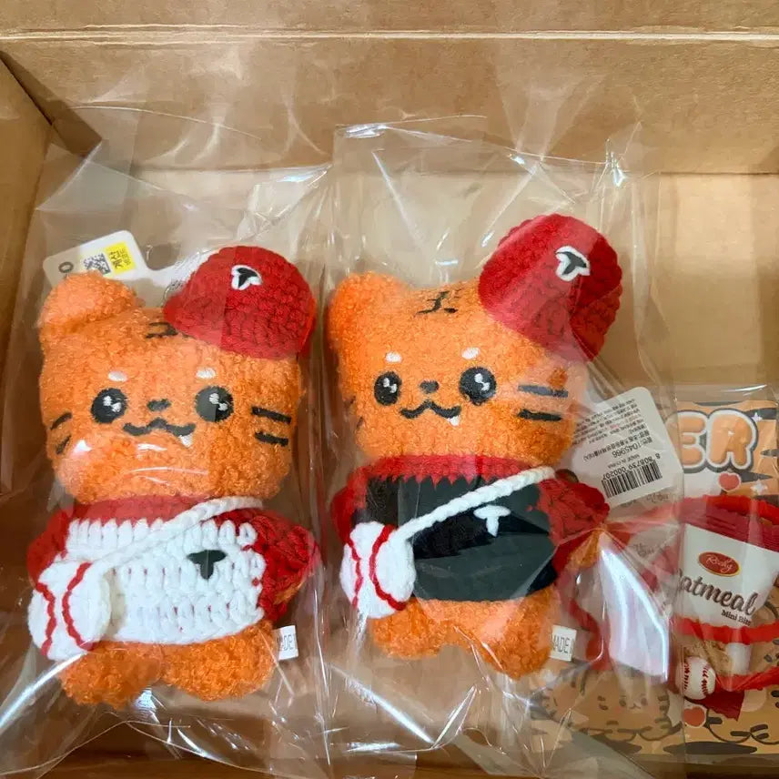 [BUNJANG] KBO Kia Tigers Tiger Plush Keychain with Custom Knitted Uniform Set / 기아타이거즈 시즌개막 다이소 호랑이 키링, 뜨개유니폼, 다랭이