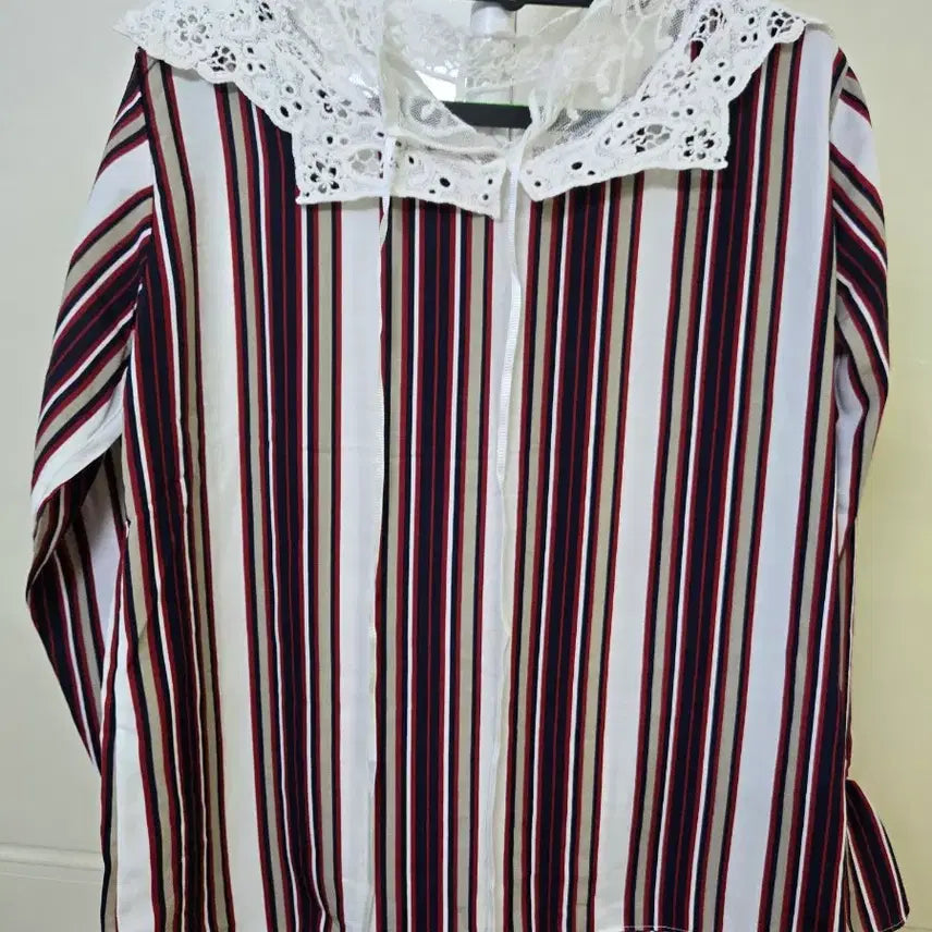 [BUNJANG] Lace Collar Striped Long Blouse / 레이스 카라 스트라이프 롱 블라우스