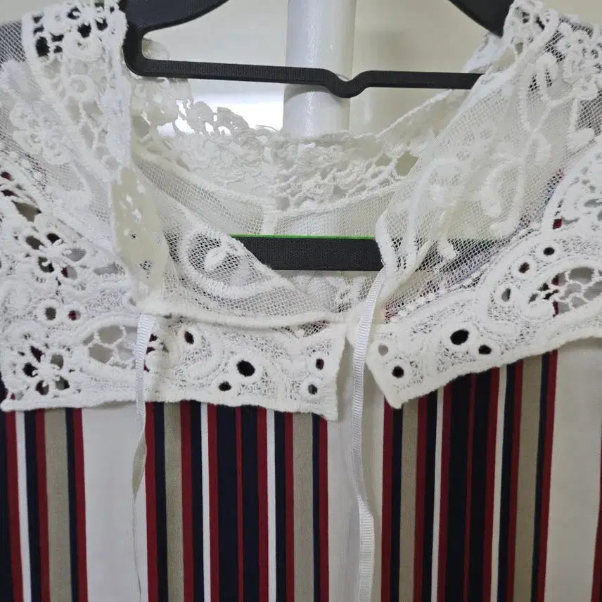 [BUNJANG] Lace Collar Striped Long Blouse / 레이스 카라 스트라이프 롱 블라우스