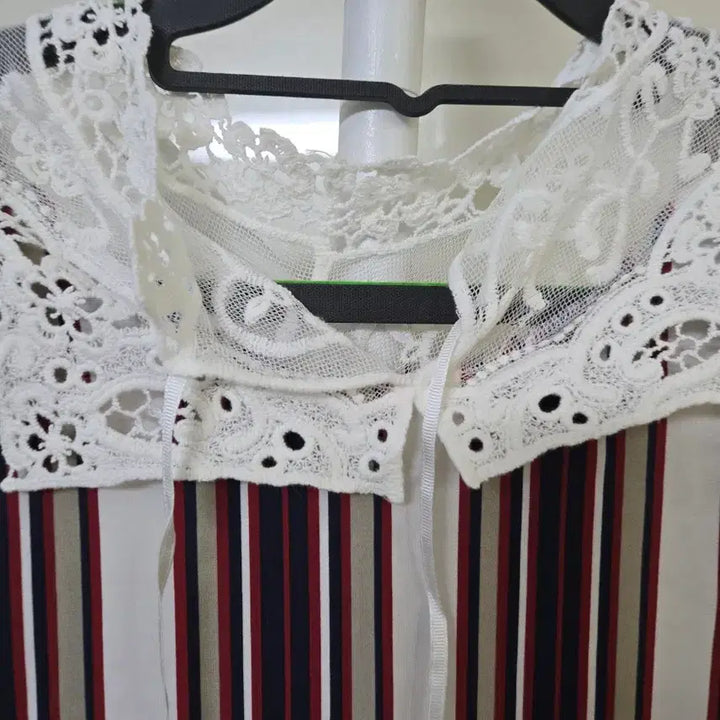 [BUNJANG] Lace Collar Striped Long Blouse / 레이스 카라 스트라이프 롱 블라우스