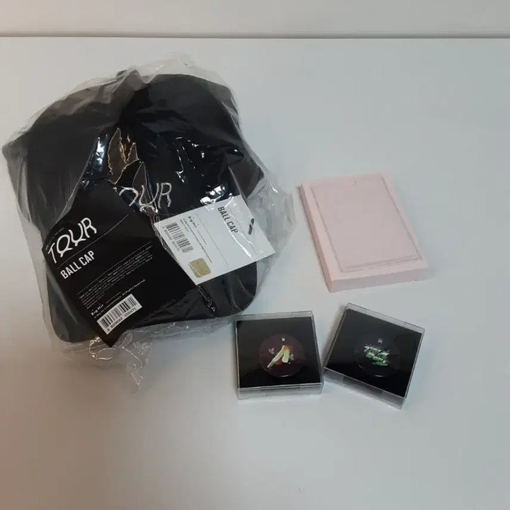 [BUNJANG] BTS Tour V10 Bundle Set / BTS 투어 볼캡 + 뱃지 + 멤버십 V10 세트
