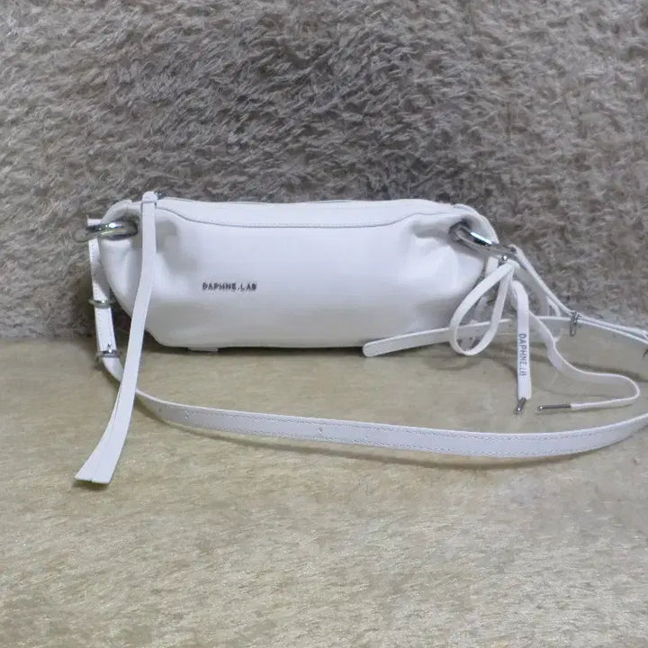 [BUNJANG] Daphne Lab White Cowhide Hobo Bag Shoulder Bag / 호로록구제 다프네랩 화이티 소가죽 호보백 숄더백 중고 가방