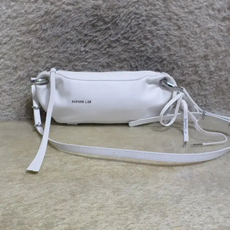 [BUNJANG] Daphne Lab White Cowhide Hobo Bag Shoulder Bag / 호로록구제 다프네랩 화이티 소가죽 호보백 숄더백 중고 가방