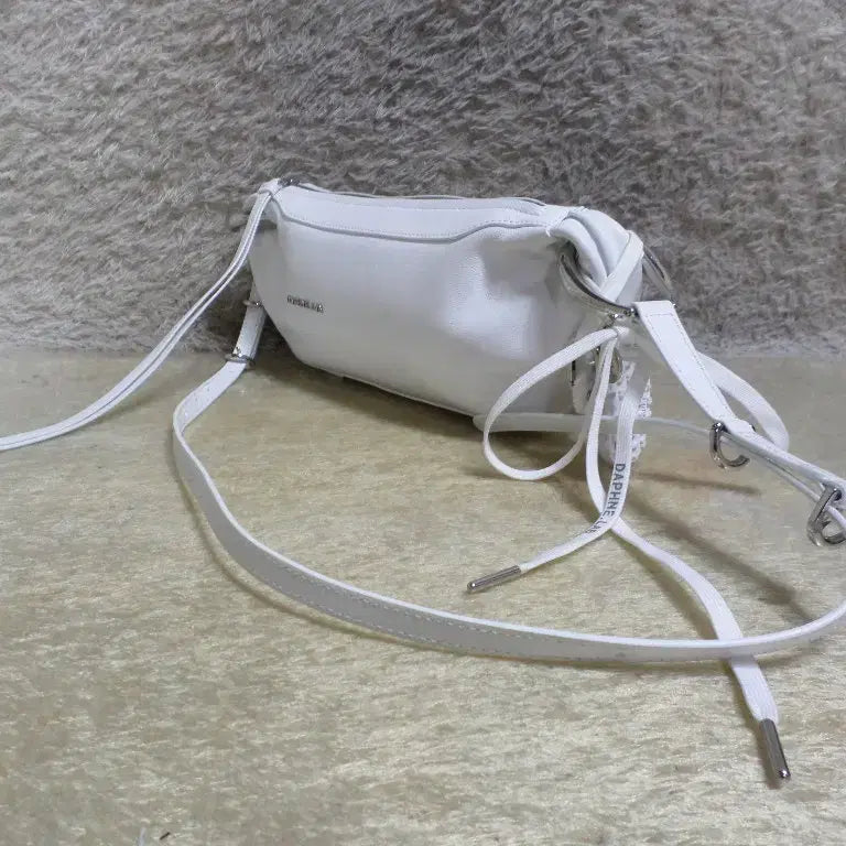 [BUNJANG] Daphne Lab White Cowhide Hobo Bag Shoulder Bag / 호로록구제 다프네랩 화이티 소가죽 호보백 숄더백 중고 가방