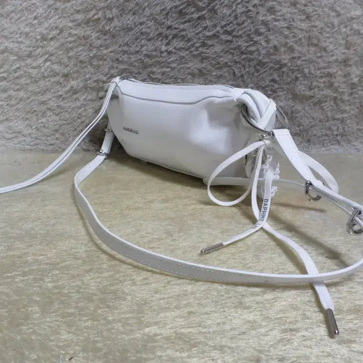 [BUNJANG] Daphne Lab White Cowhide Hobo Bag Shoulder Bag / 호로록구제 다프네랩 화이티 소가죽 호보백 숄더백 중고 가방