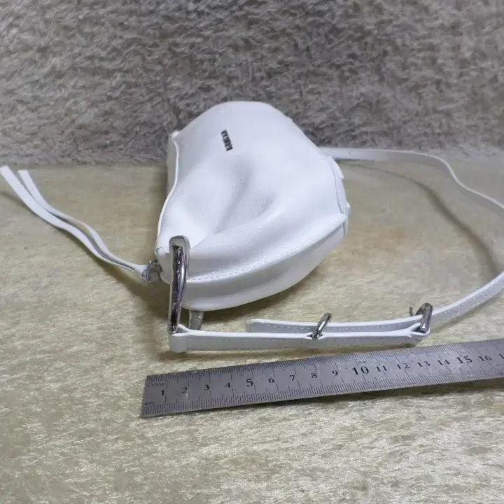 [BUNJANG] Daphne Lab White Cowhide Hobo Bag Shoulder Bag / 호로록구제 다프네랩 화이티 소가죽 호보백 숄더백 중고 가방
