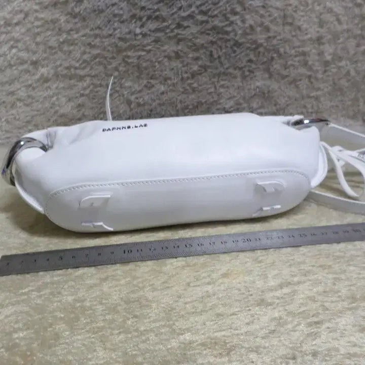 [BUNJANG] Daphne Lab White Cowhide Hobo Bag Shoulder Bag / 호로록구제 다프네랩 화이티 소가죽 호보백 숄더백 중고 가방